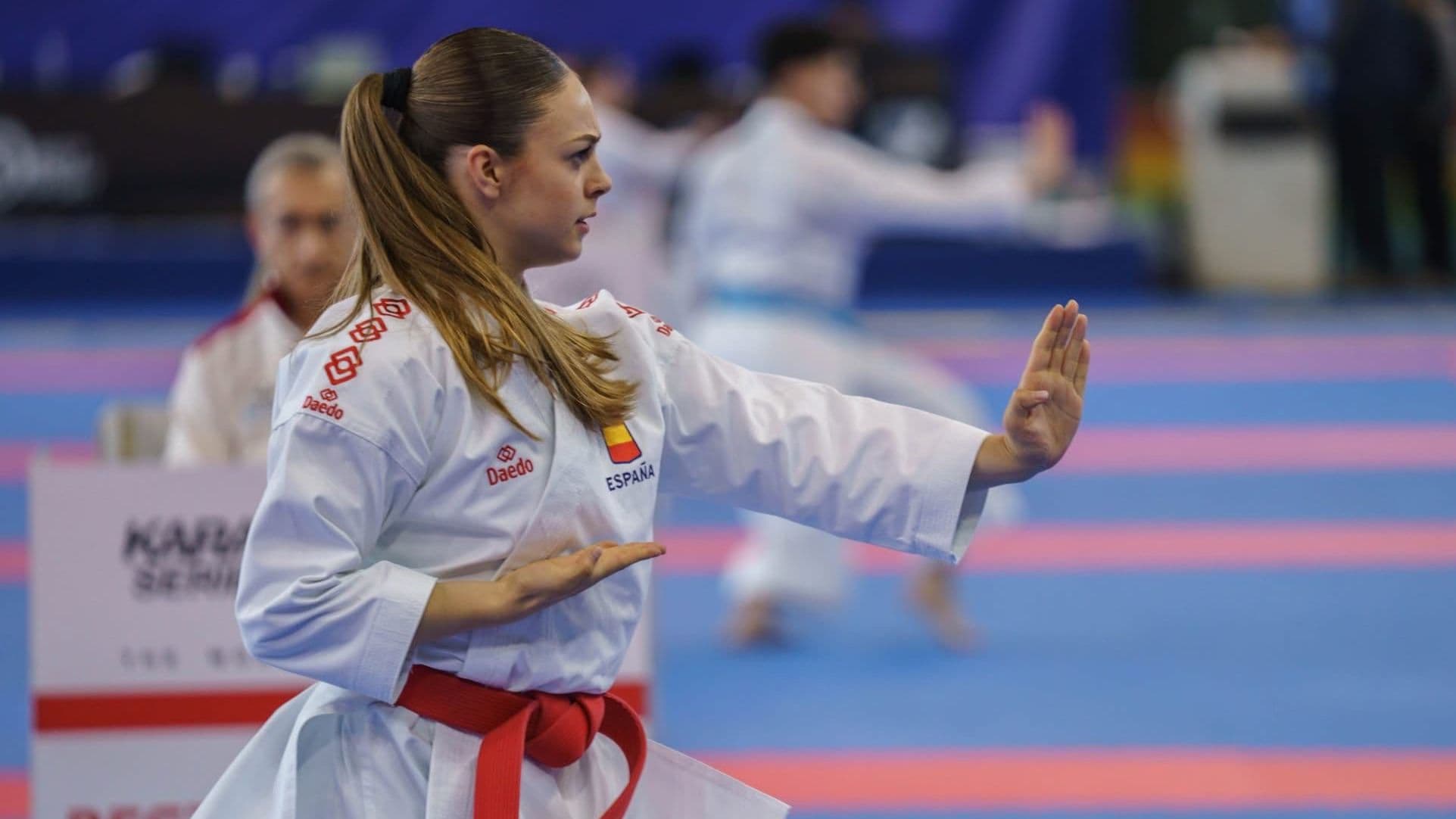 Alba Martín Díaz compite en una prueba de kata durante un campeonato de karate