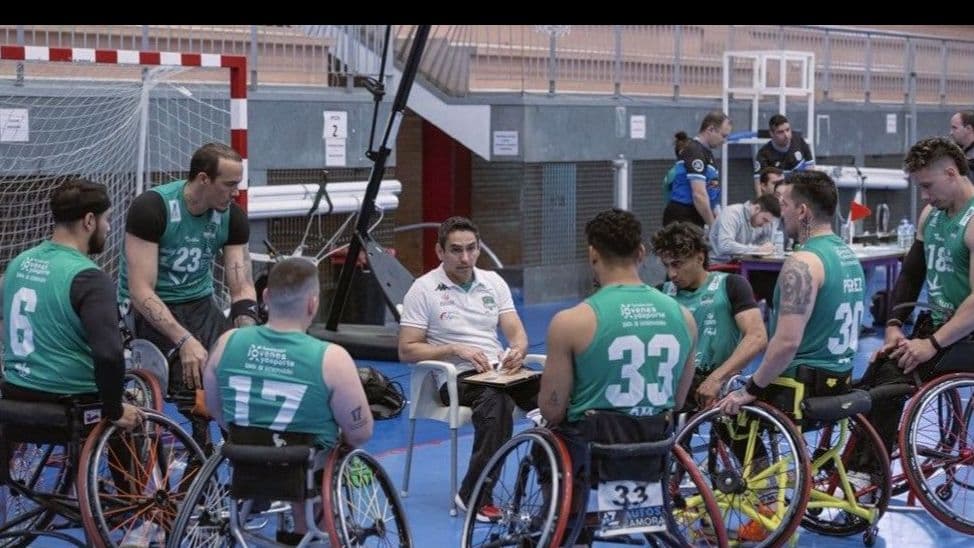 Jugador de Mideba Extremadura durante un partido de baloncesto en silla de ruedas en el Pabellón Nuria Cabanillas