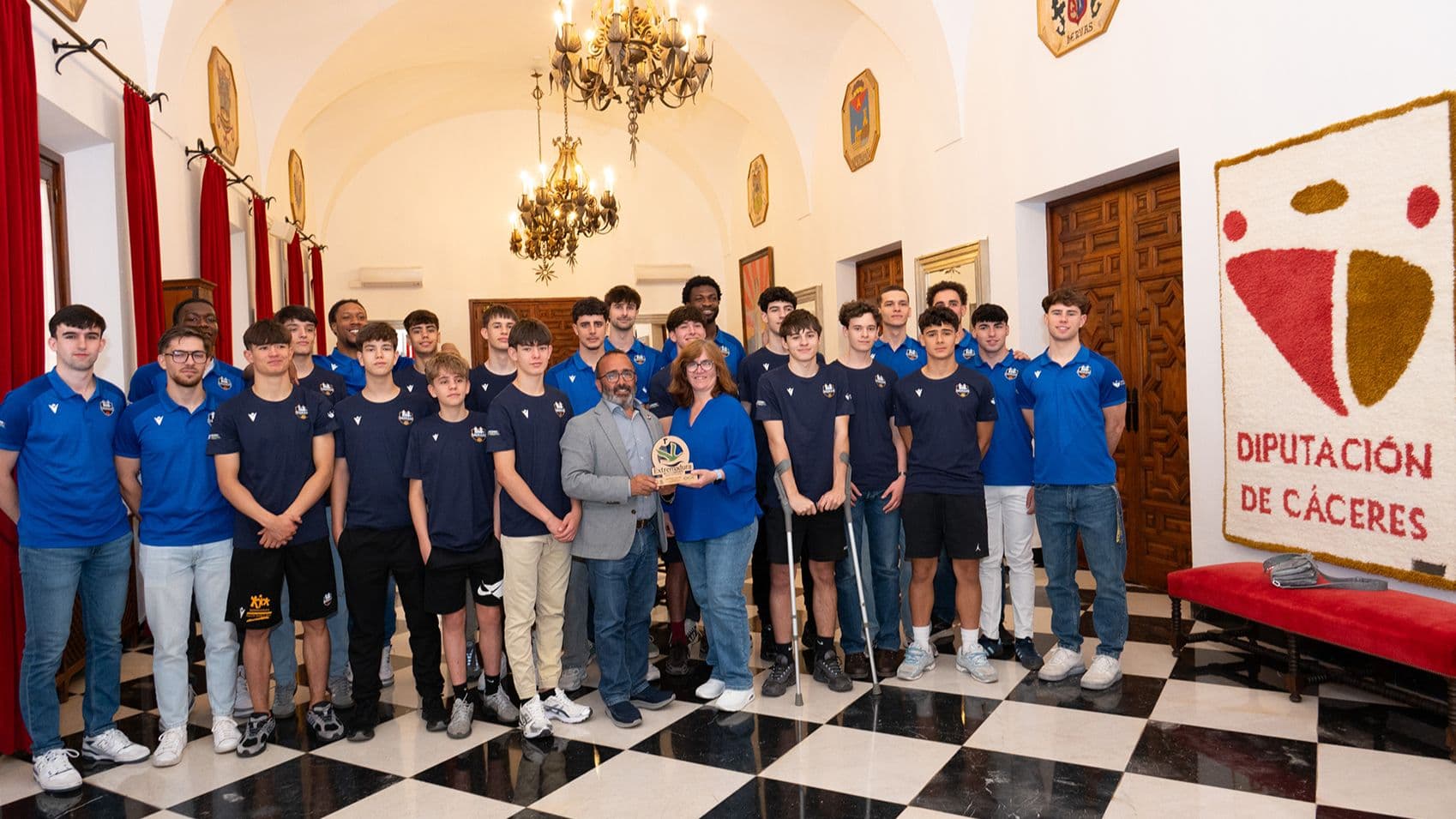 Jugadores del Sagrado Cáceres CB en la recepción de la Diputación de Cáceres