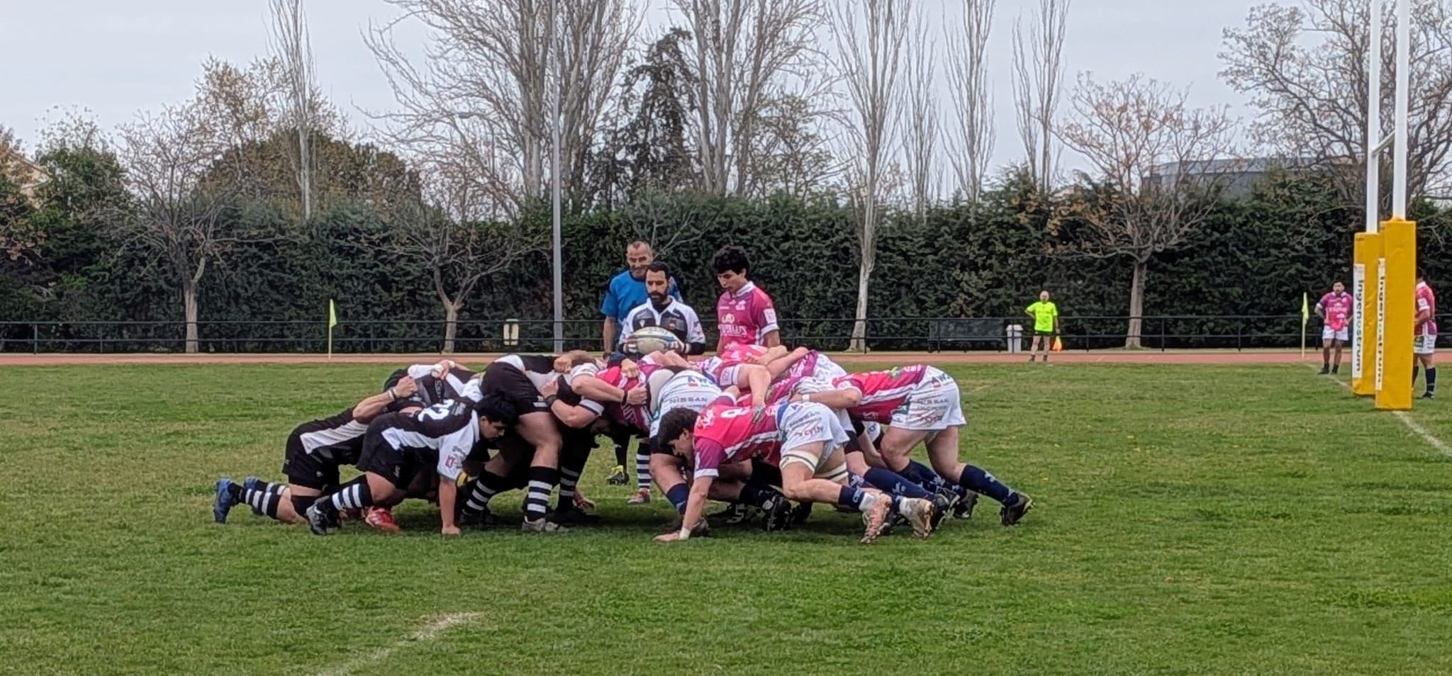 Jugadores del CAR Cáceres celebran una acción ante el VRAC