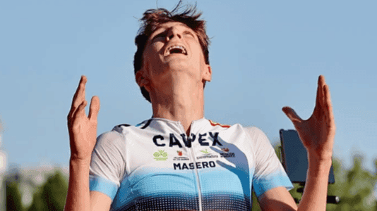Javier Masero celebra su clasificación para el Europeo Sub-18 de atletismo