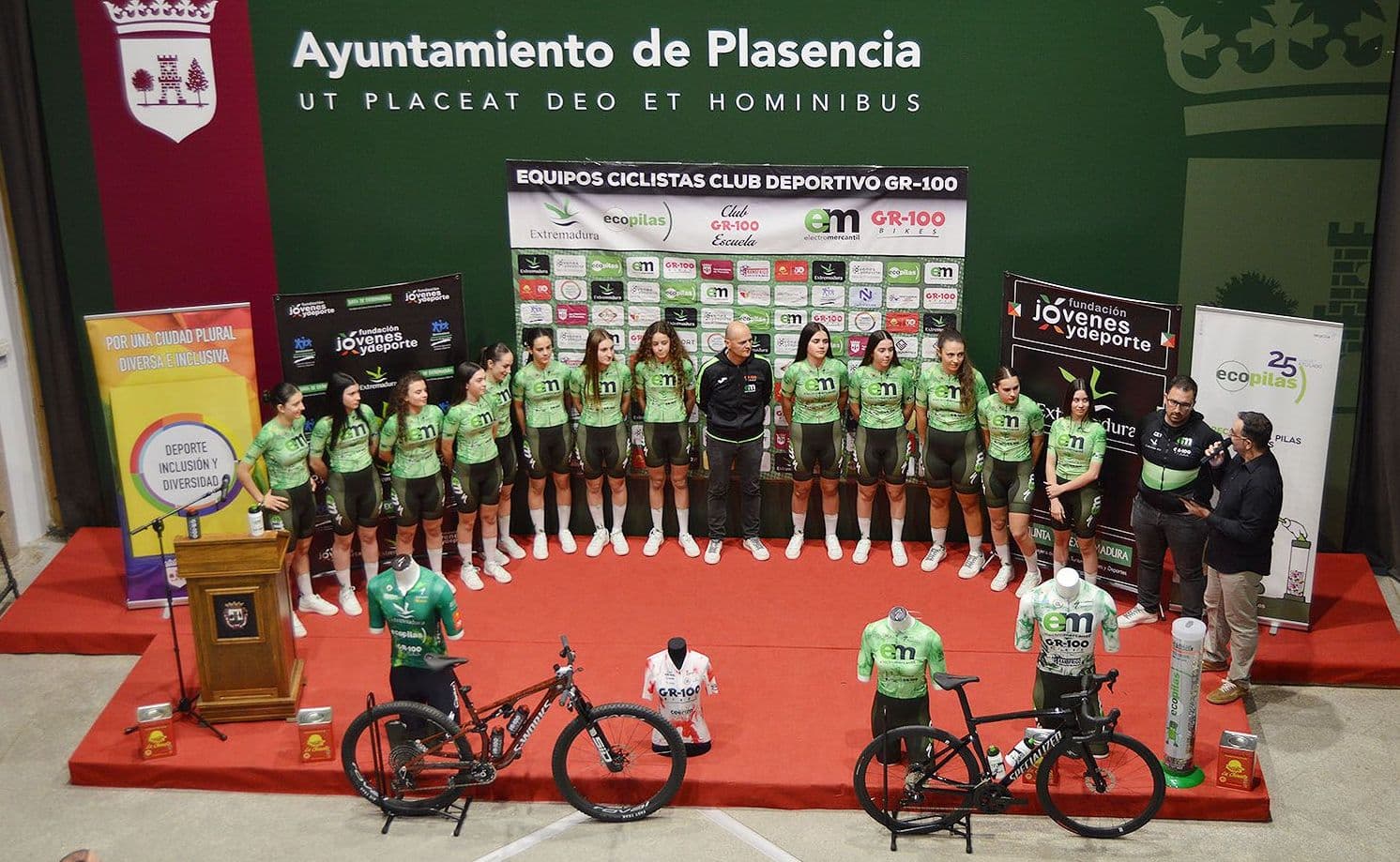 Equipo cadete y junior del Electromercantil-GR100 en la Copa de España de Féminas