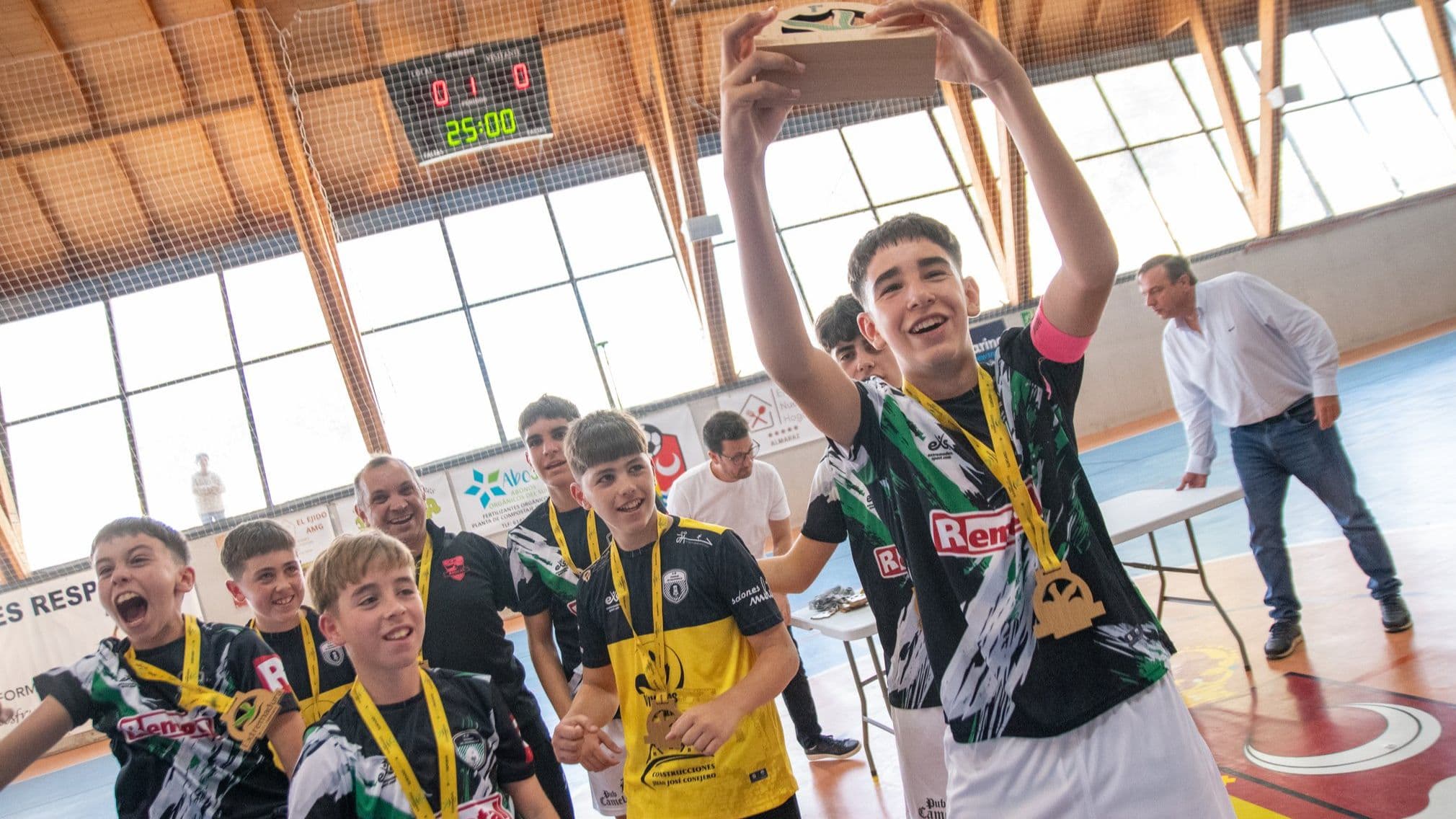 Jugadores del CD Tierras de Granadilla celebrando el título infantil de fútbol sala