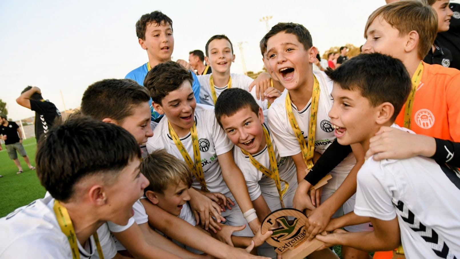 Jugadores del Imperio de Mérida levantan el título extremeño alevín en La Roca de la Sierra