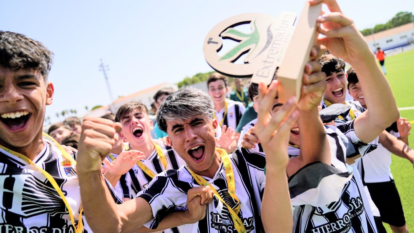Jugadores del Infantil A de La Academia CD Badajoz tras vencer al Diocesano