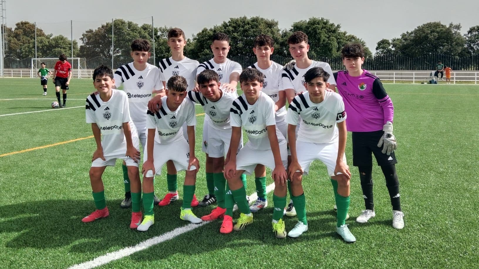 Jugadores del Cacereño B infantil ante el Colegio Público Extremadura