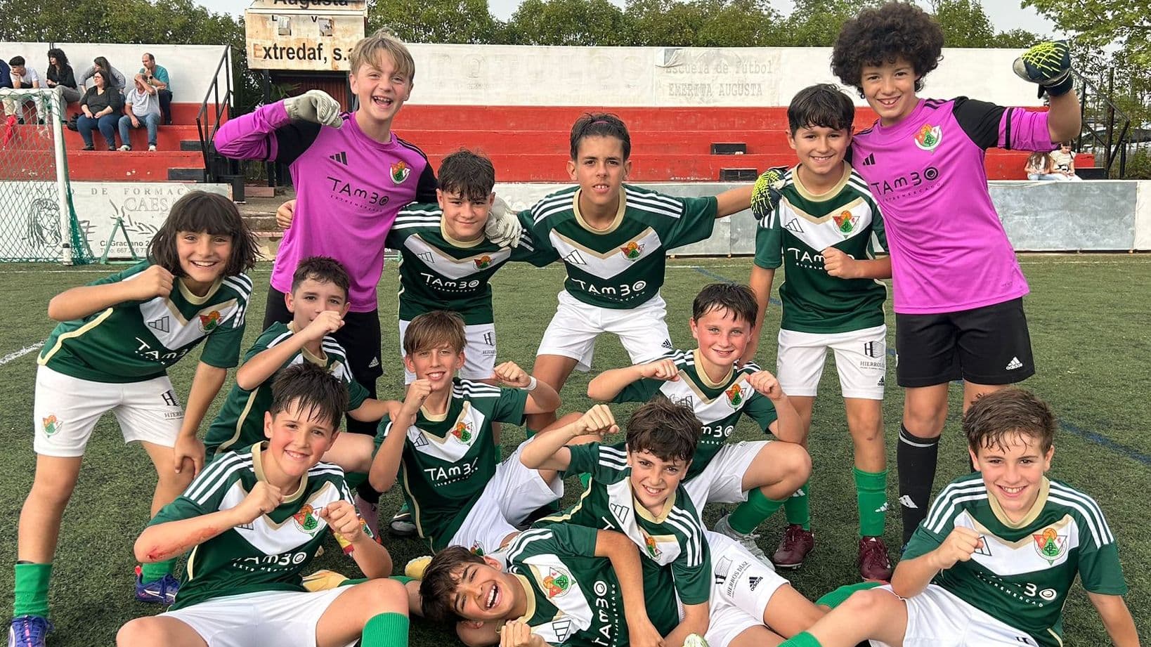 Jugadores del Cacereño Tambo alevín celebran uno de los goles ante el Atlético Romano en Mérida