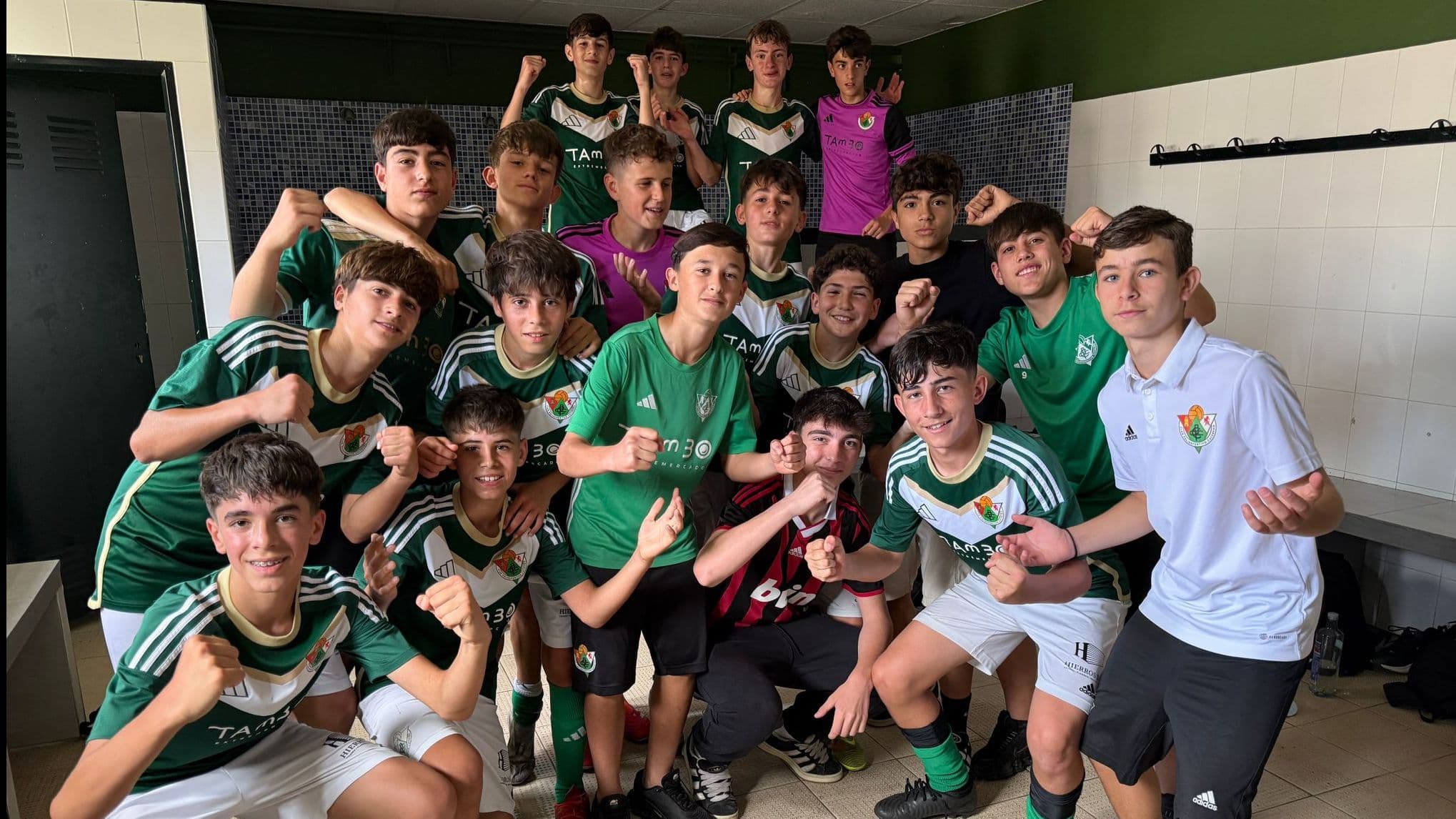 Felicidad de los jugadores del Cacereño tras superar 4-1 al Atlético Romano.