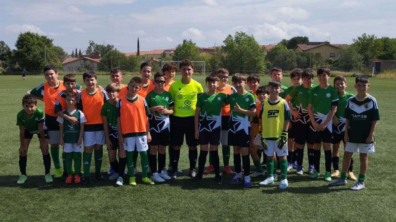 Jugadores de Cacereño y Colegio Extremadura junto al árbitro en el protocolo lazos de la RFExF.