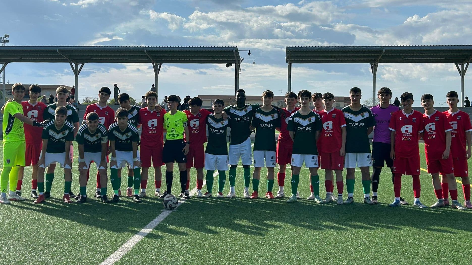 Jugadores de Diocesano y Cacereño junto al árbitro en el protocolo lazos