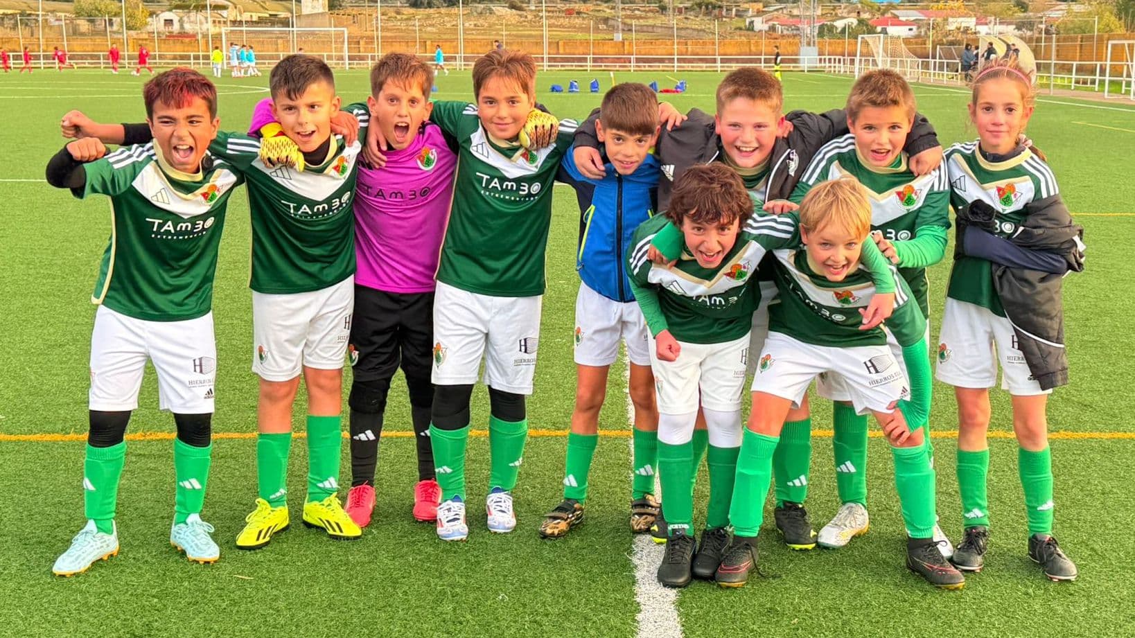 Cacereño C defendiendo ante el Colegio Público Extremadura A