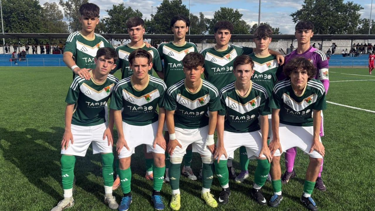 Jugadores del Cacereño cadete durante el encuentro en Cáceres