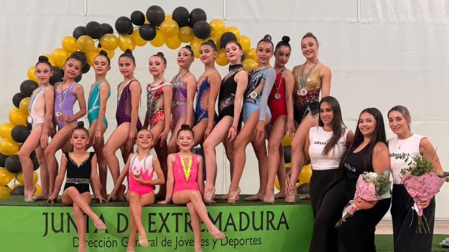 Gimnastas del Hadar Extremadura celebrando sus medallas en Cáceres