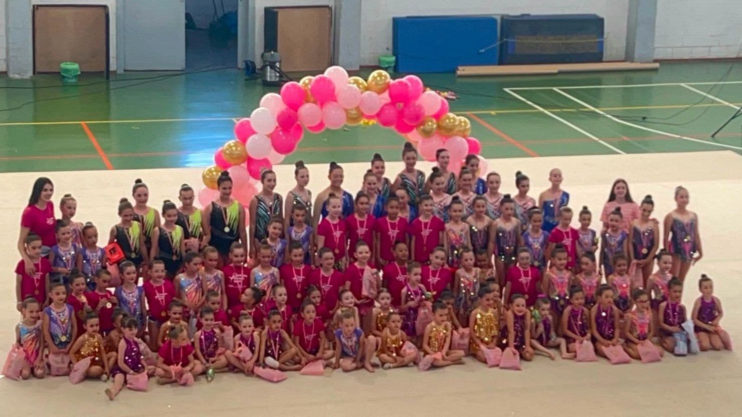 El Club Gimnasia Rítmica Zafra reúne a 96 gimnastas en su exhibición de clausura