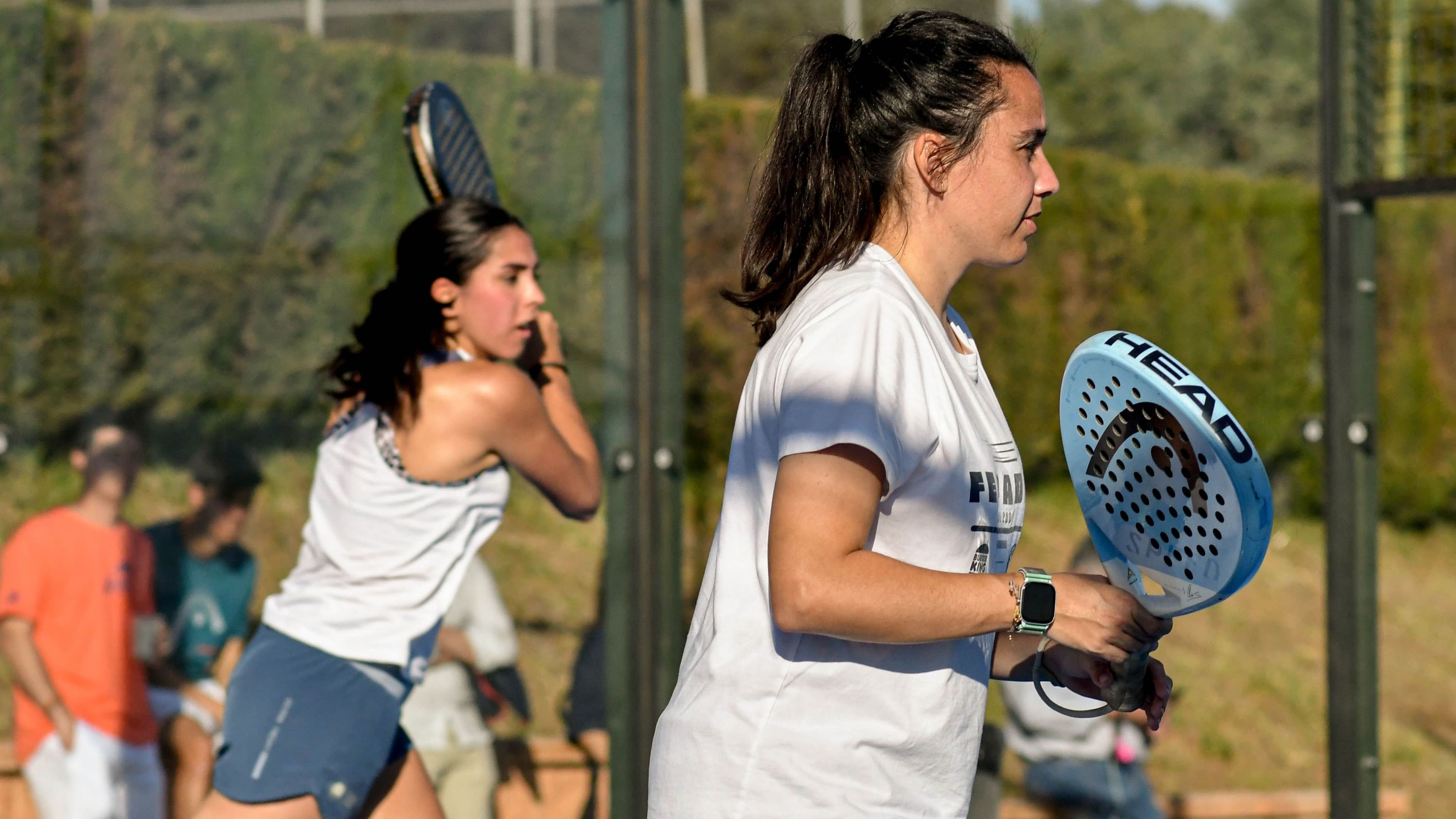 Jugadores compiten en el Club de Tenis Cabezarrubia durante el torneo de pádel