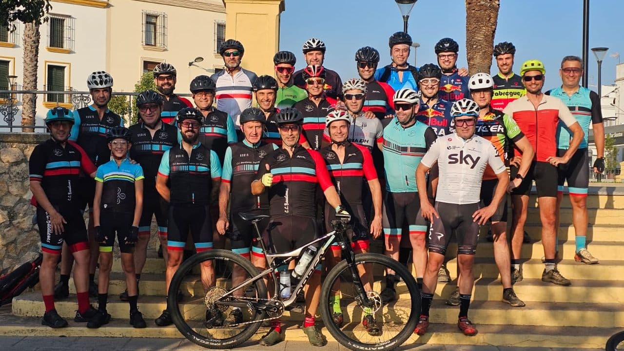 Ciclistas del Club Bacalones durante la ruta nocturna por el pantano de Villalba