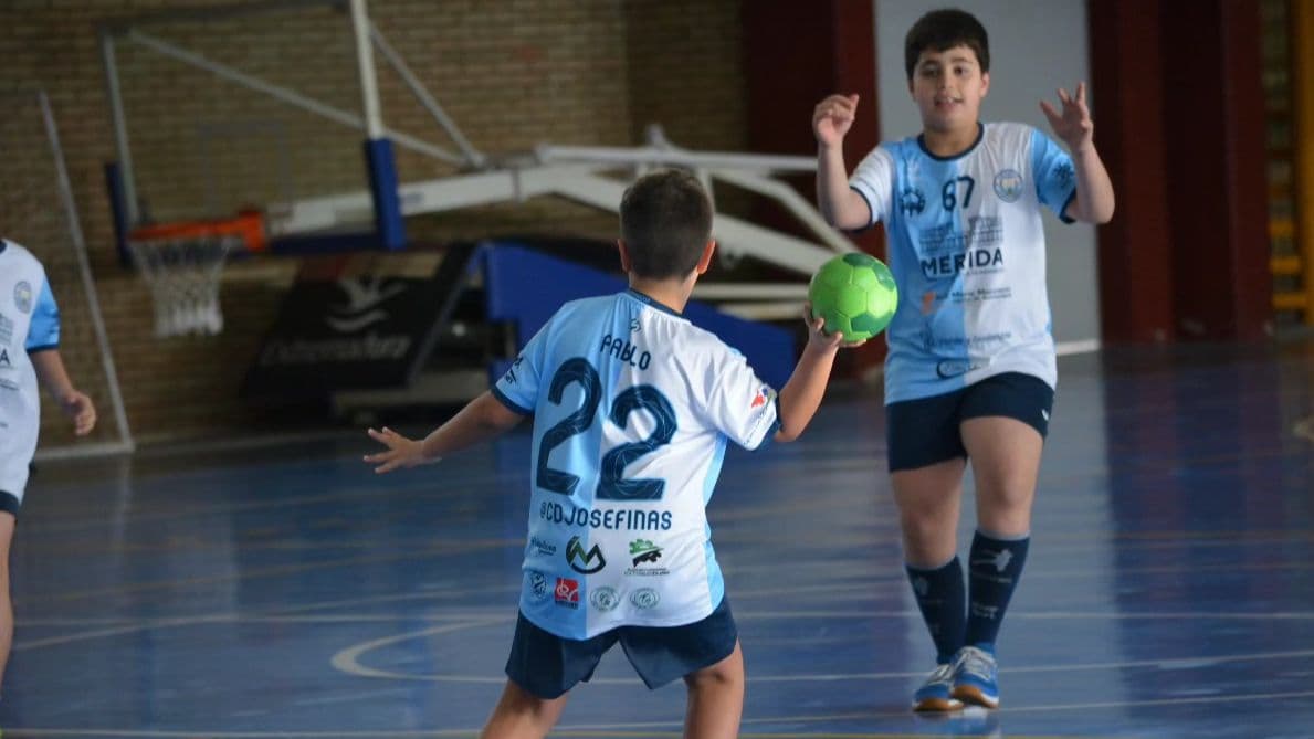 Mérida acoge las finales alevines de balonmano con todo por decidir