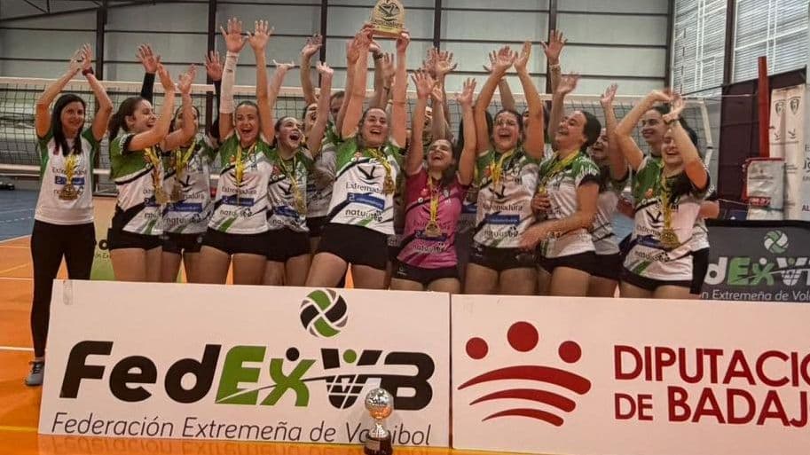 CV Almendralejo celebrando el Campeonato de Extremadura Senior Femenino