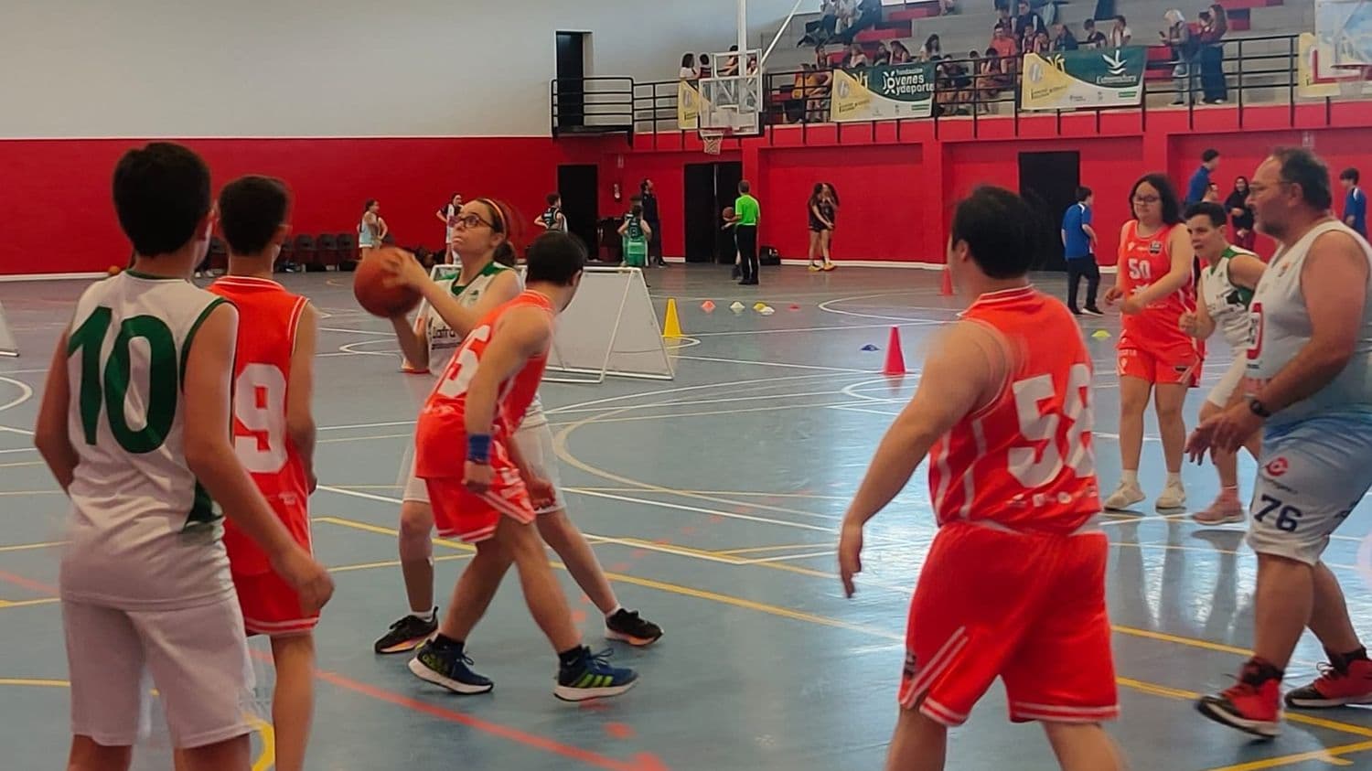Cáceres se llena de baloncesto inclusivo en una jornada con el deporte y la convivencia por bandera