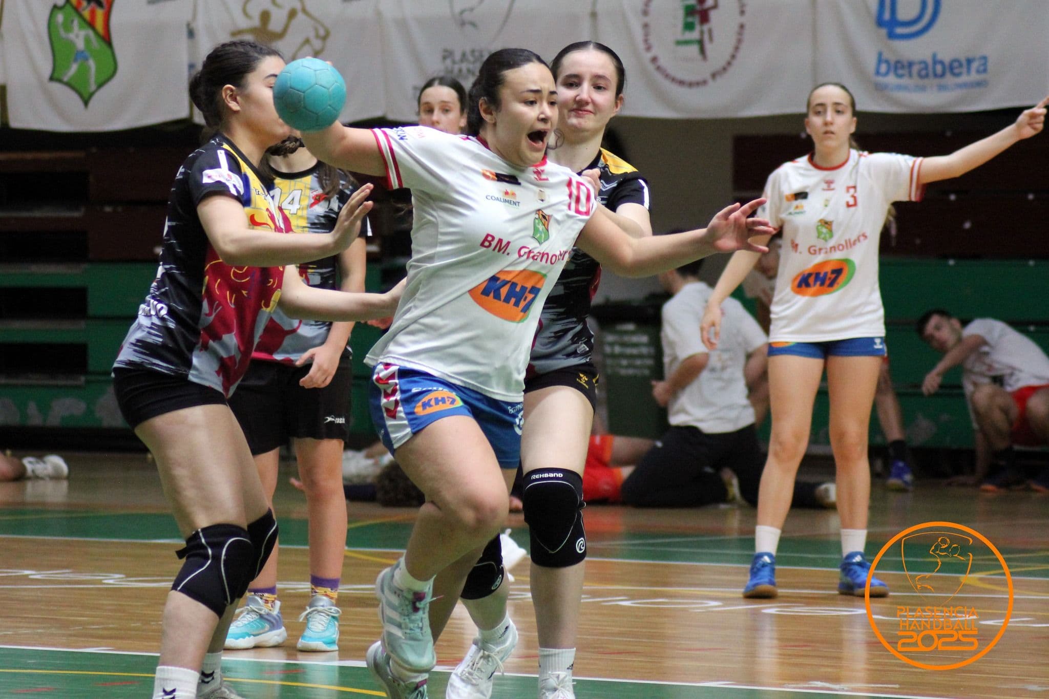 Equipos de balonmano base durante el torneo internacional de Plasencia