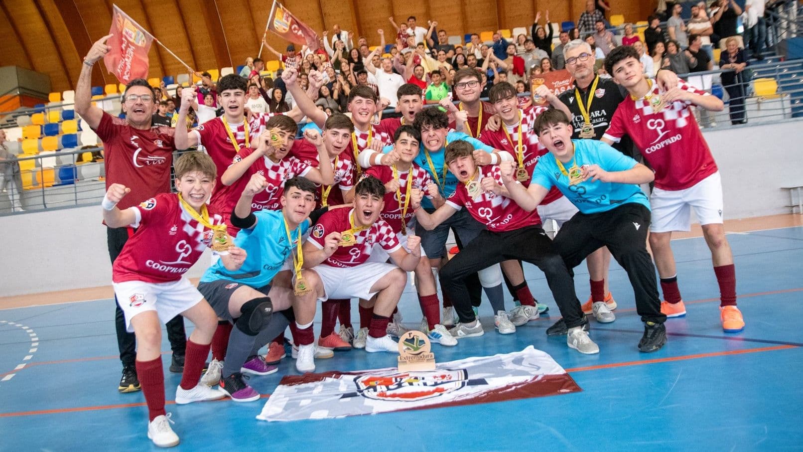 Jugadores de la ED Casareña celebrando el título cadete de fútbol sala