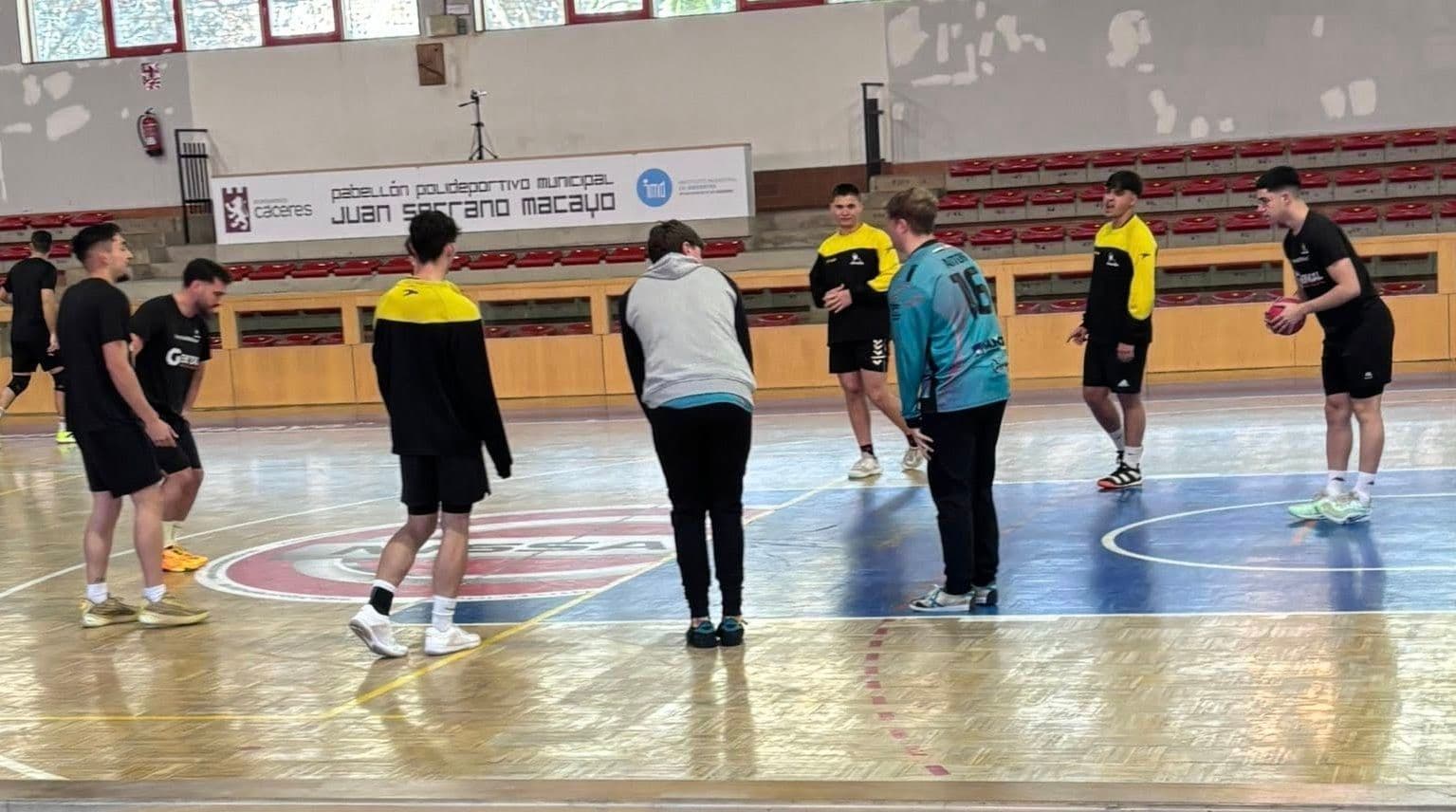 El CBM Villafranca se lleva los puntos de Cáceres ante Paideuterion en la Copa Extremadura de balonmano