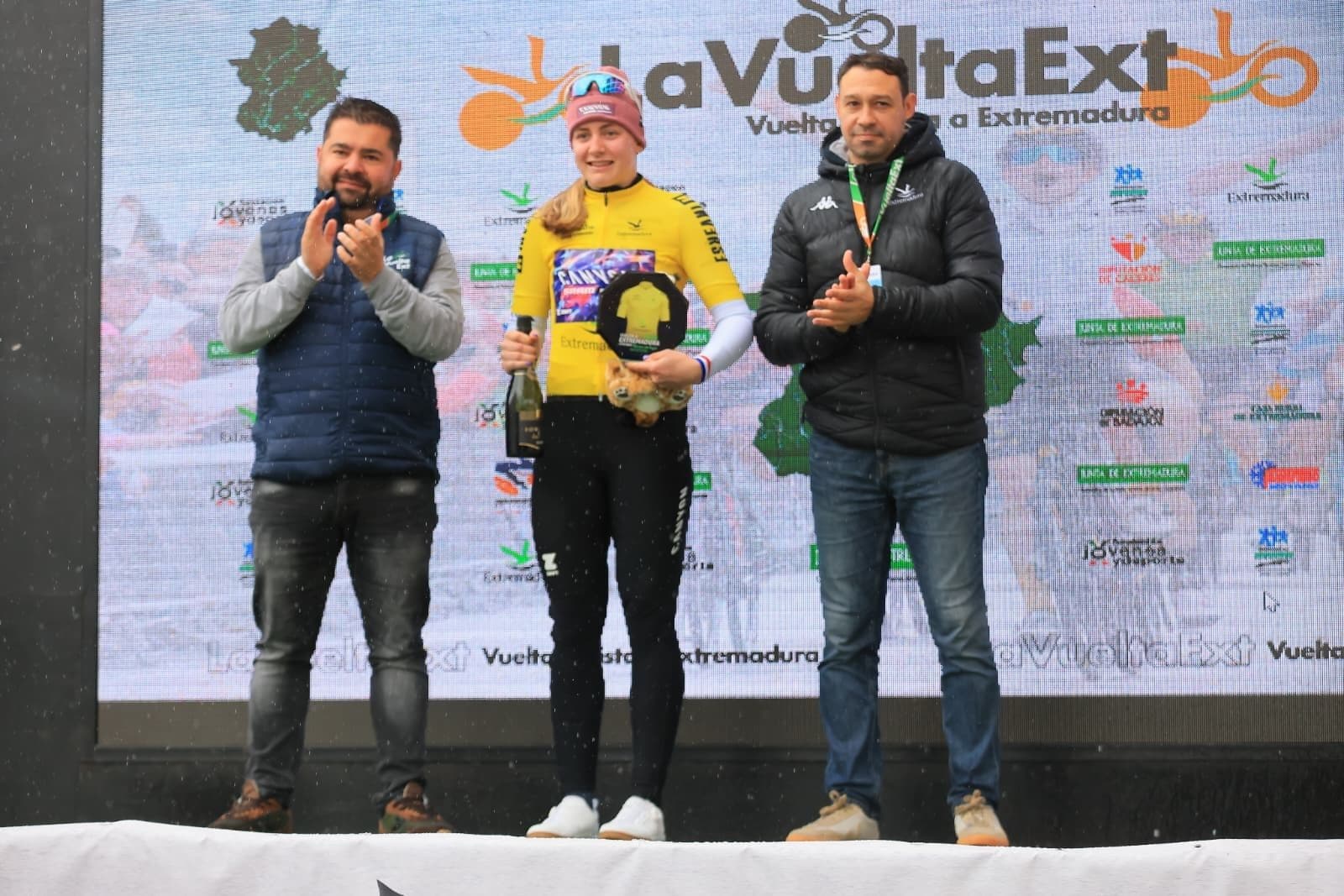 Zoe Bäckstedt arrasa bajo la lluvia y se viste de líder en la Vuelta a Extremadura femenina