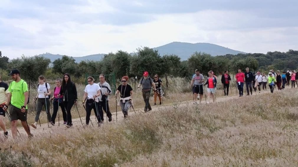 Participantes en la jornada de marcha nórdica en Casas de Don Antonio