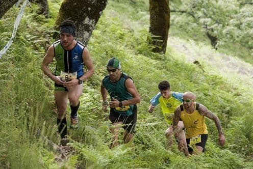 Corredores en el KV Losar de la Vera durante la Copa de España de kilómetro vertical