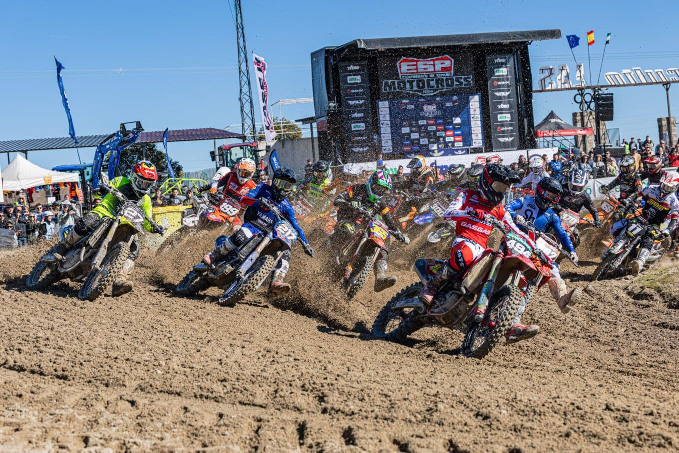 Salida de una manga del Campeonato de España de Motocross en Las Arenas