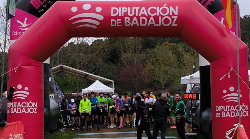 Participantes del Trail Valle de Matamoros corriendo por la Sierra Suroeste