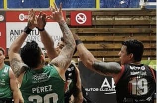 Jugadores del Mideba Extremadura en una victoria de Superliga BSR en Bilbao