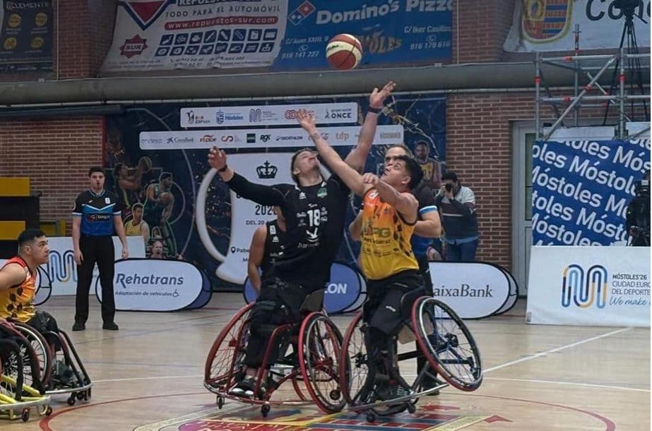 Jugadores de MIDEBA Extremadura en un encuentro de Superliga BSR