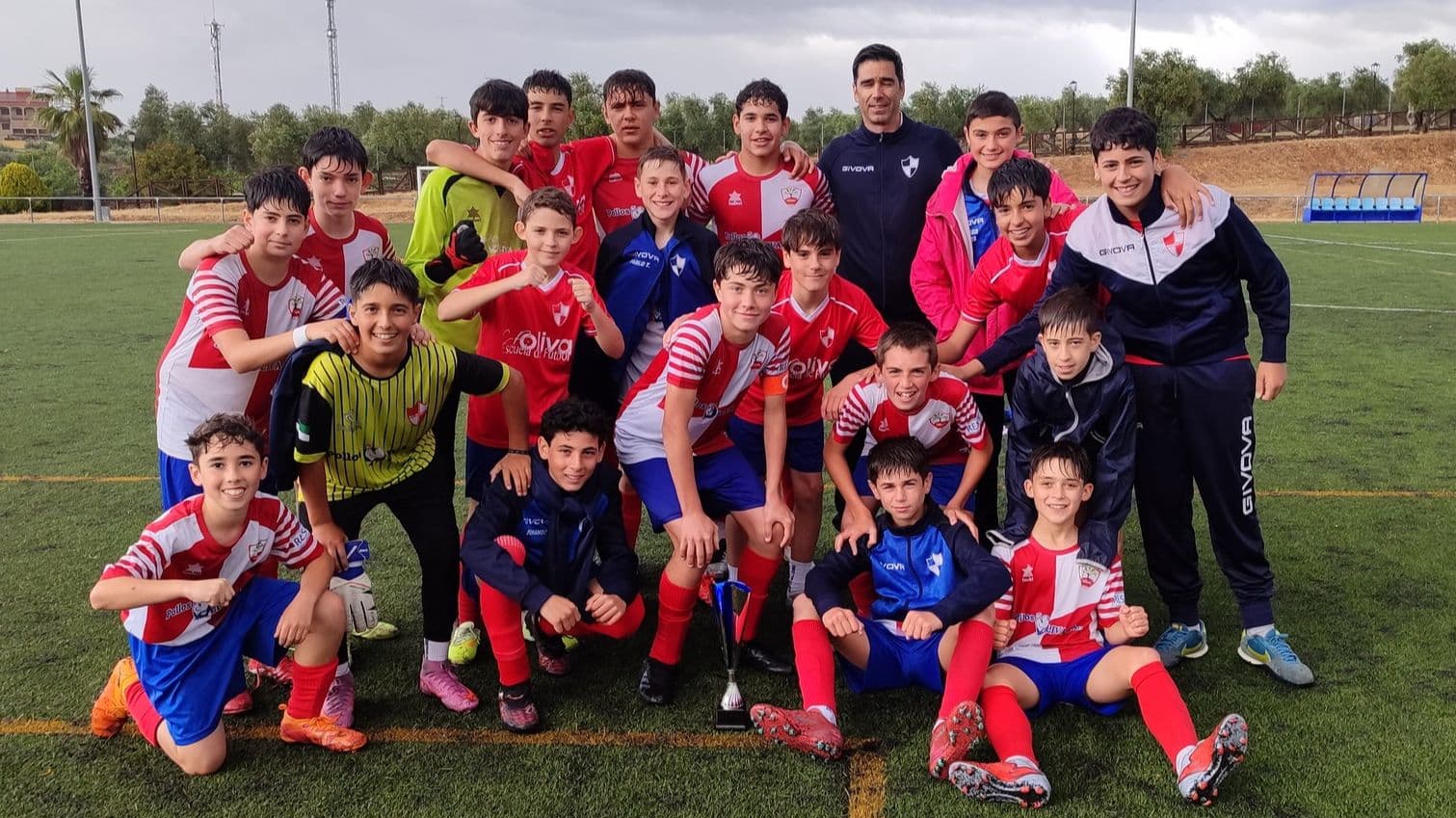 El Oliva Escuela de Fútbol asciende a Primera Infantil tras una remontada de campeón