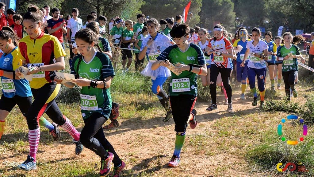 Escolares participando en una prueba de orientación en Coria