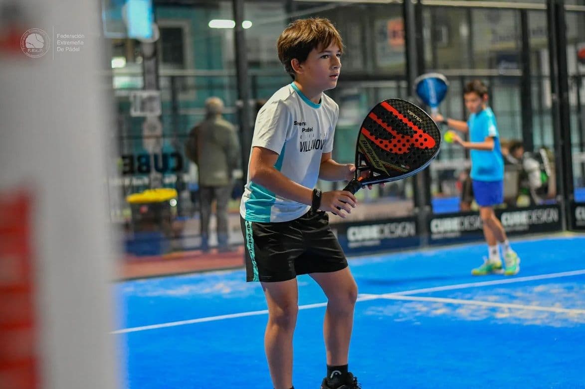 Participantes en la segunda prueba del Circuito Burger King de Menores en el Club Es+Pádel