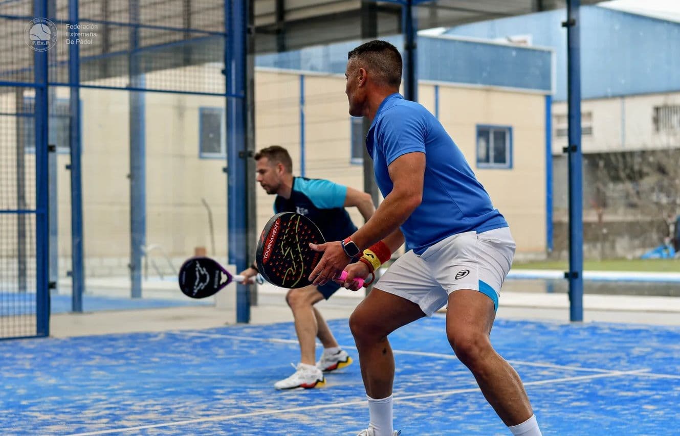 Jugadores del Circuito de Veteranos de pádel en el Club Heliópolis de Villanueva