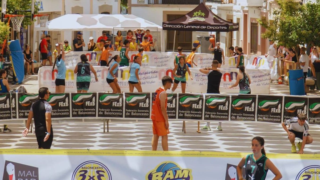 Partido de baloncesto 3x3 en la Plaza Mayor de Malpartida