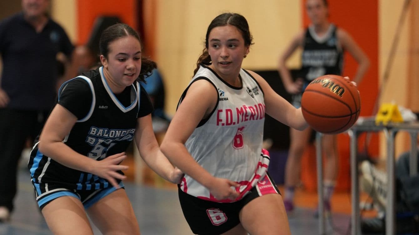 Jugadores de baloncesto base disputando una final plata infantil y cadete en Villafranca de los Barros