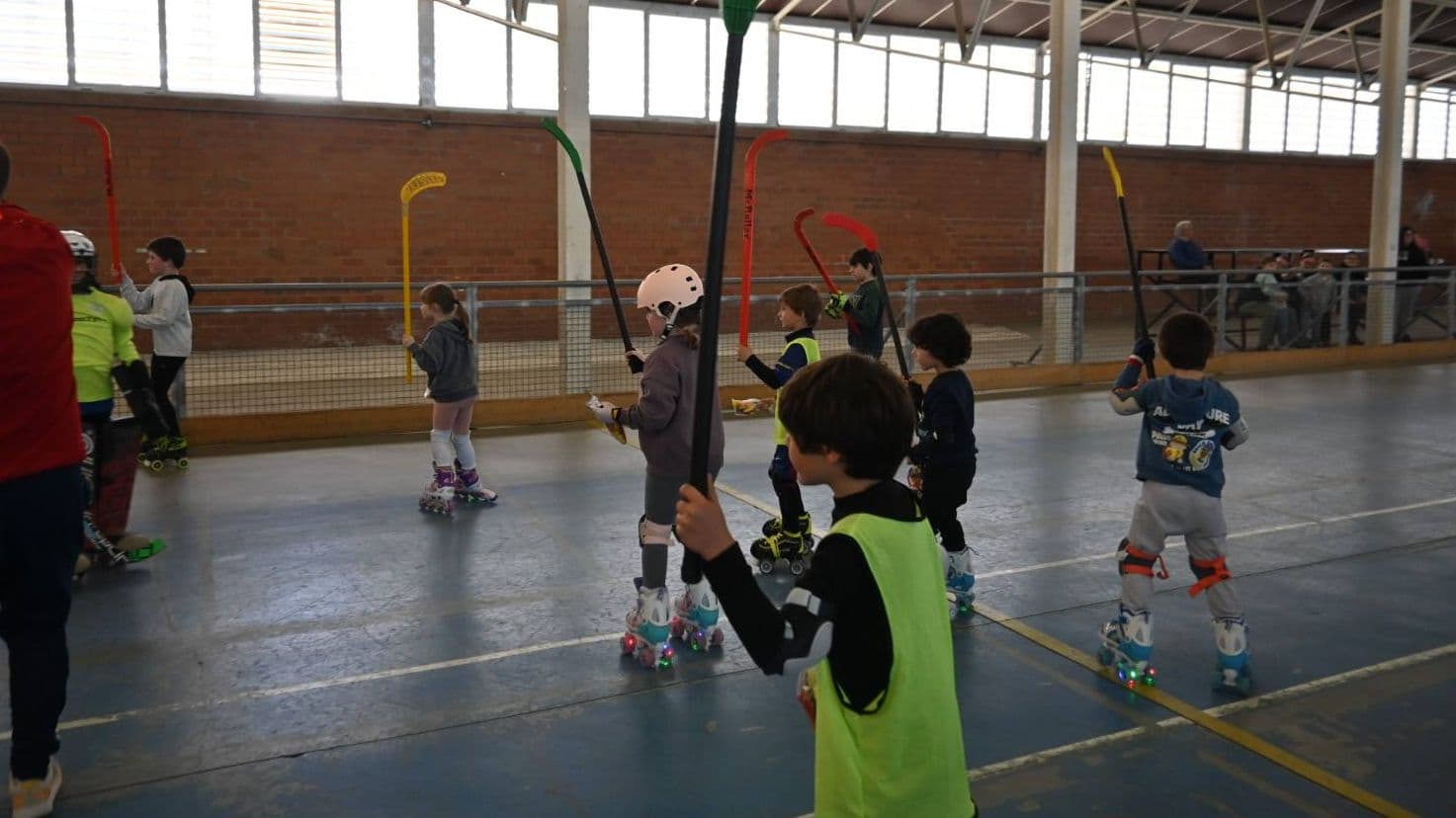 Niños y niñas participando en actividades de aventura durante el Viernes Lúdico-Deportivo en Zafra