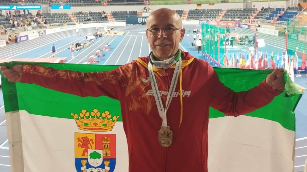 Miguel Periañez con la medalla de oro en el Europeo Máster de marcha