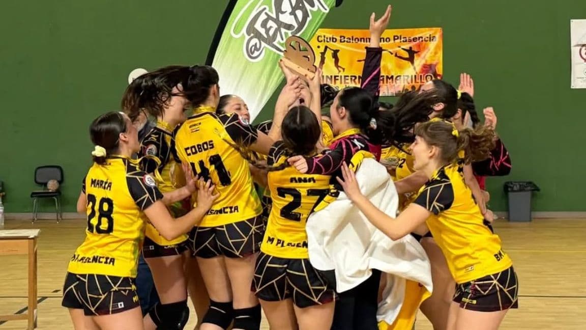 Jugadoras del Balonmano Plasencia celebran el título de campeonas de Extremadura juvenil femenina