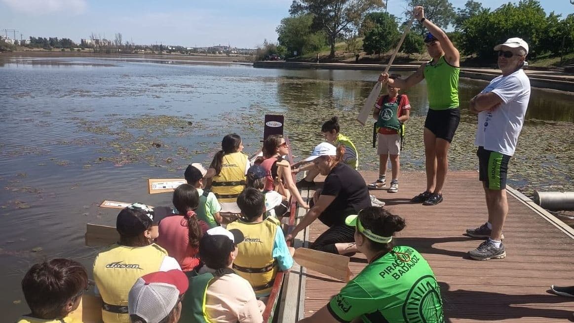 Participantes en una actividad de piragüismo y convivencia en Badajoz