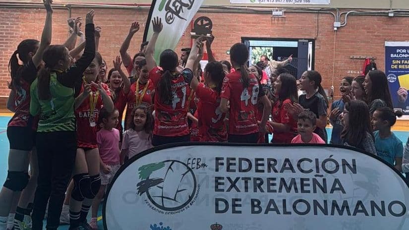 EMD Aceuchal celebrando el título cadete femenino de Extremadura