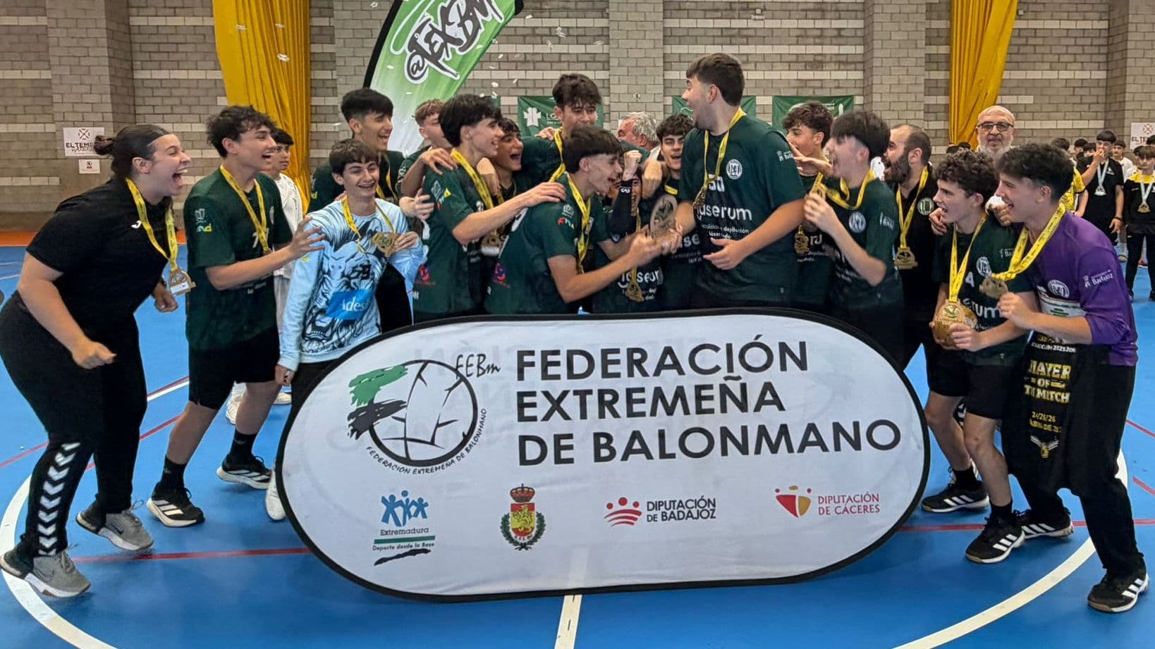 Unión Balonmano Pacense celebrando el título cadete masculino de Extremadura