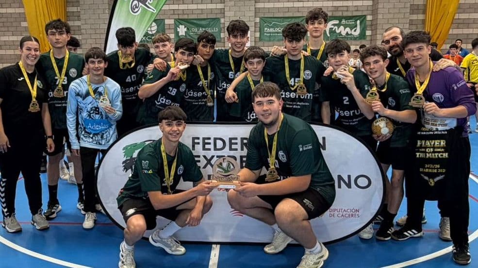 Unión Balonmano Pacense celebrando el título cadete masculino de Extremadura