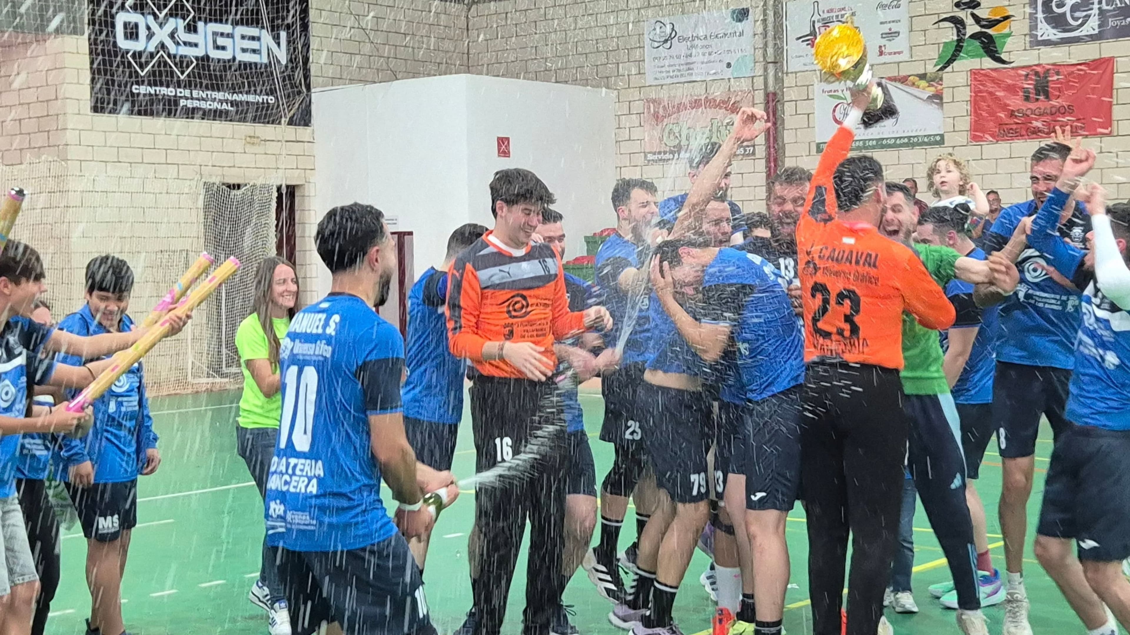 Jugadores del BM Ciudad de Villafranca celebrando el título de Segunda Nacional masculina
