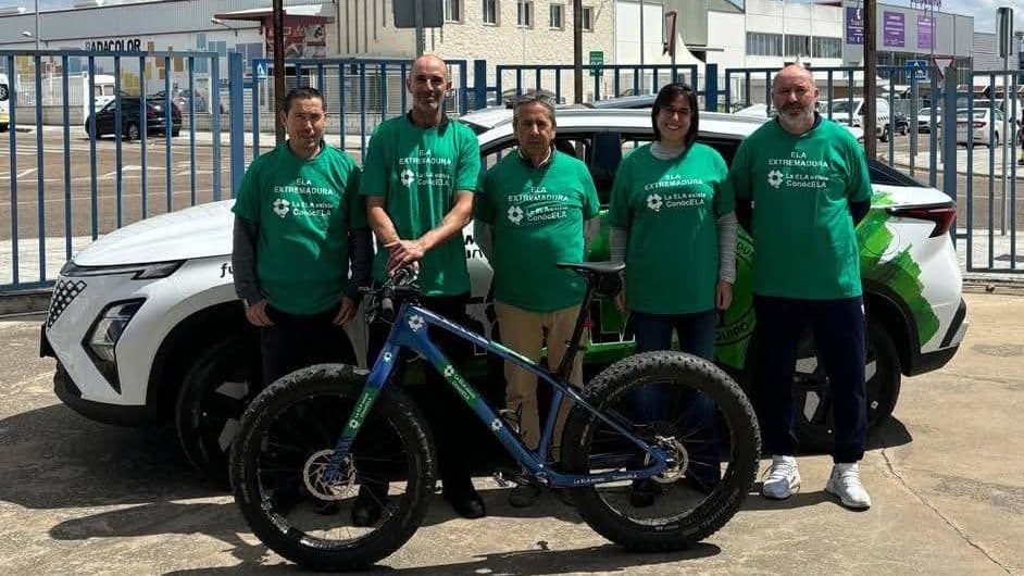 Ciclistas extremeños preparando la Viaextrema348 solidaria por la ELA