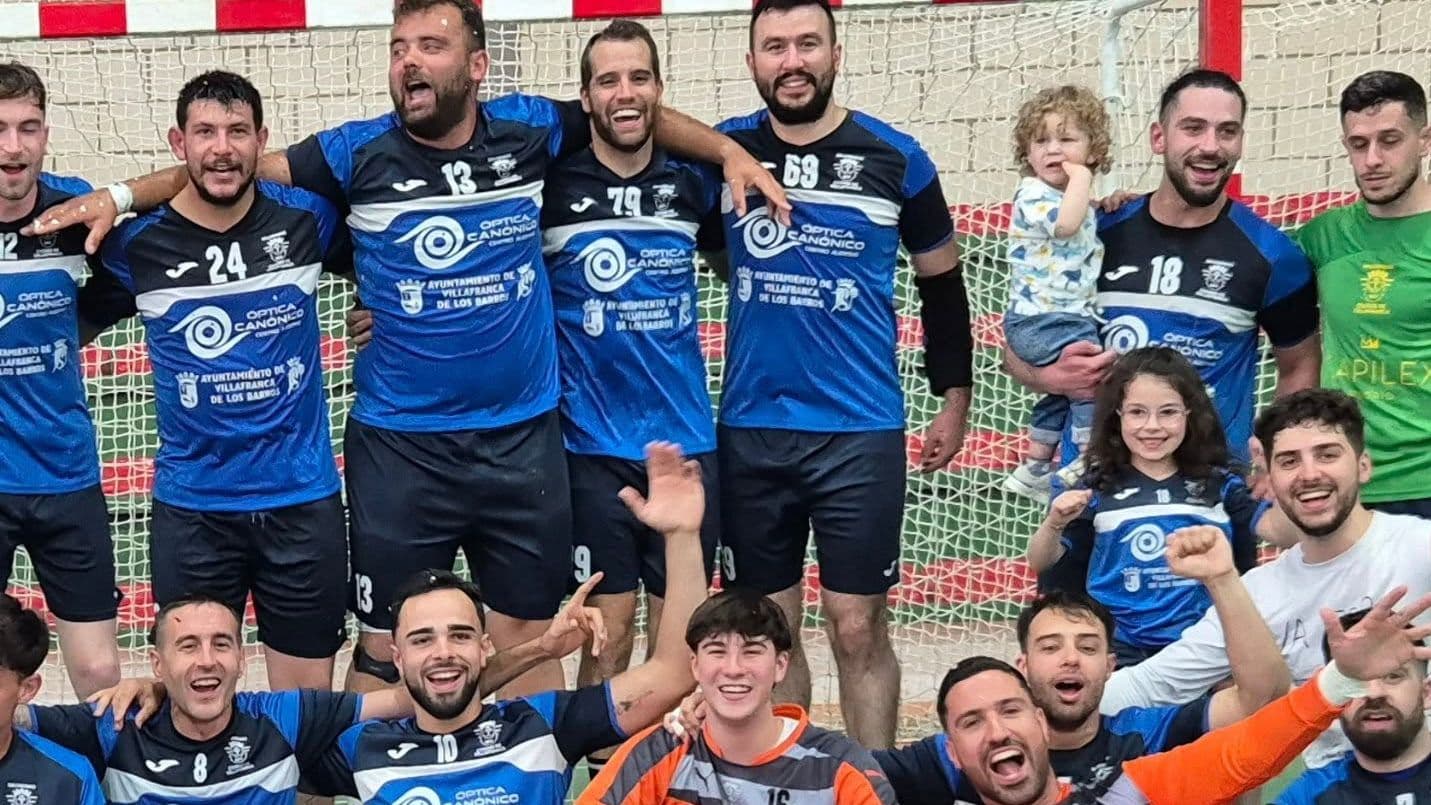 Jugadores del BM Ciudad de Villafranca celebrando el título extremeño