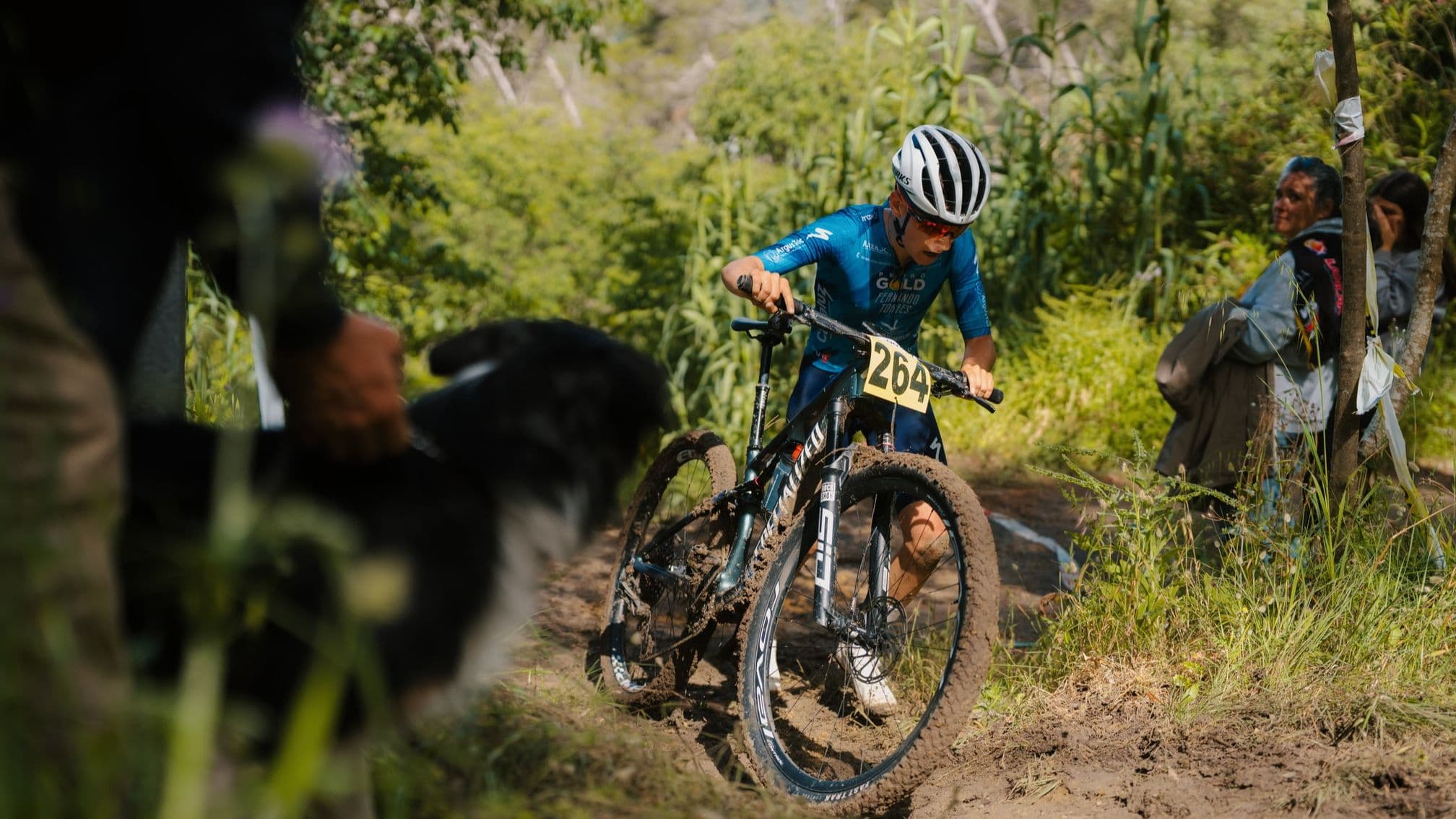 Corredores del Kazajoz durante una prueba UCI de XCO